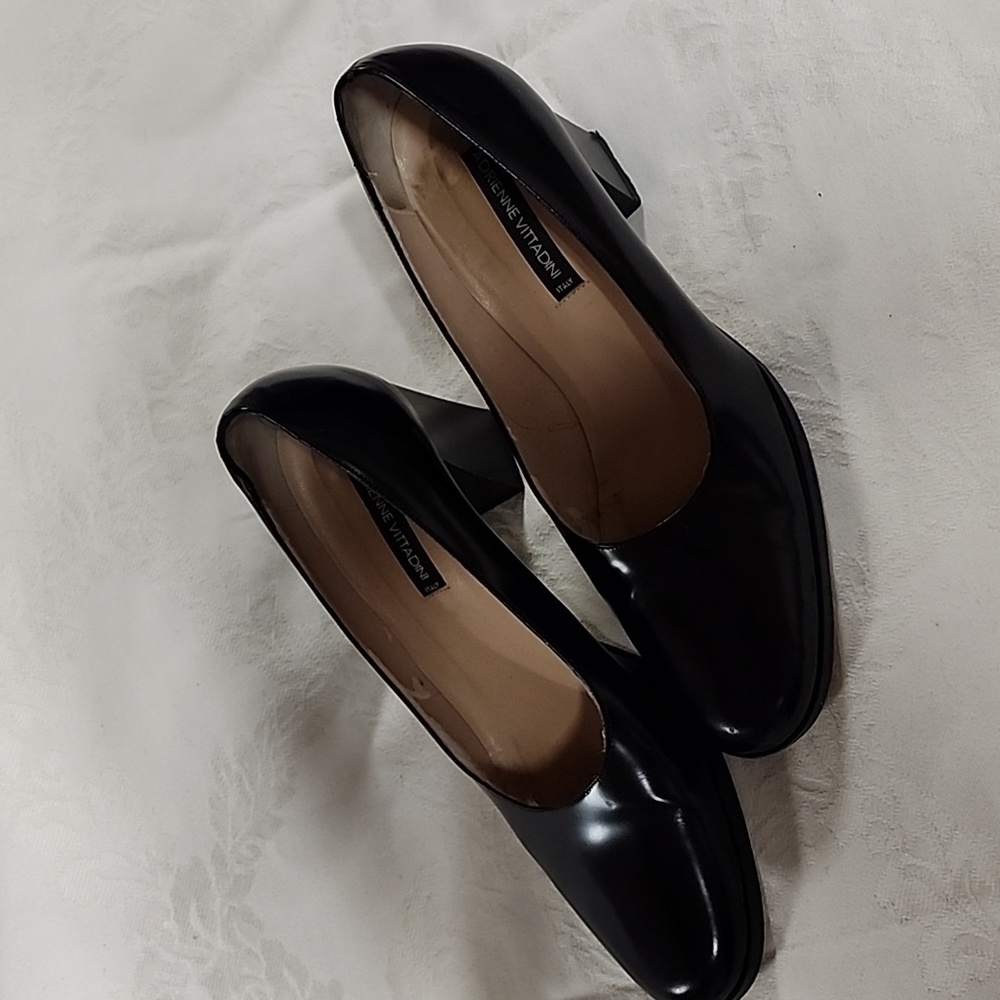 Adrienne vittadini black 3 inch pumps